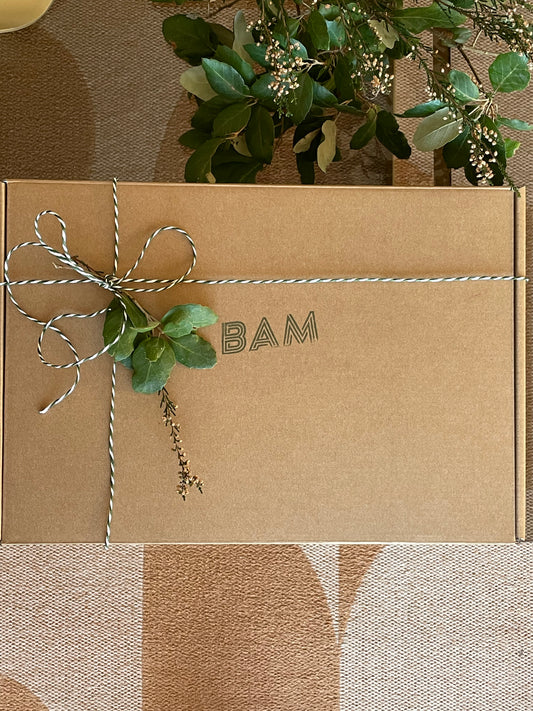 Coffret cadeau, boîte kraft tamponnée BAM avec ficelle verte et blanche, bruyère et chêne-liège