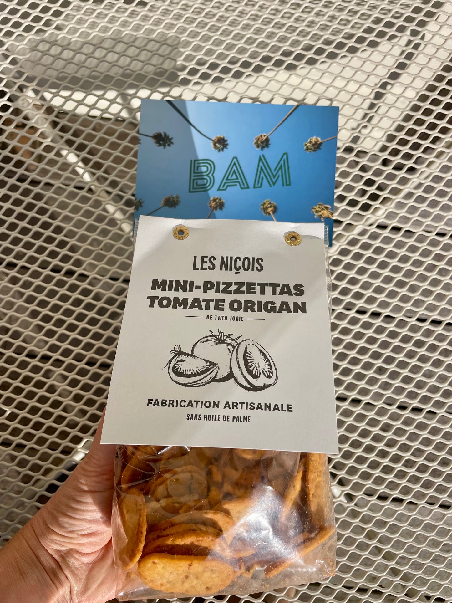 mini pizzettas tomate origan les niçois en terrasse au soleil pour l'apéritif