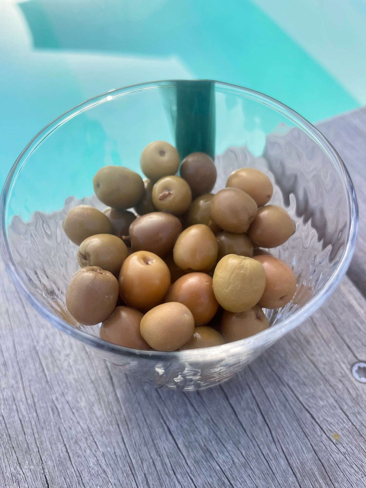 olives vertes bio joliment présentées dans une coupelle pour l'apéritif au bord de la piscine