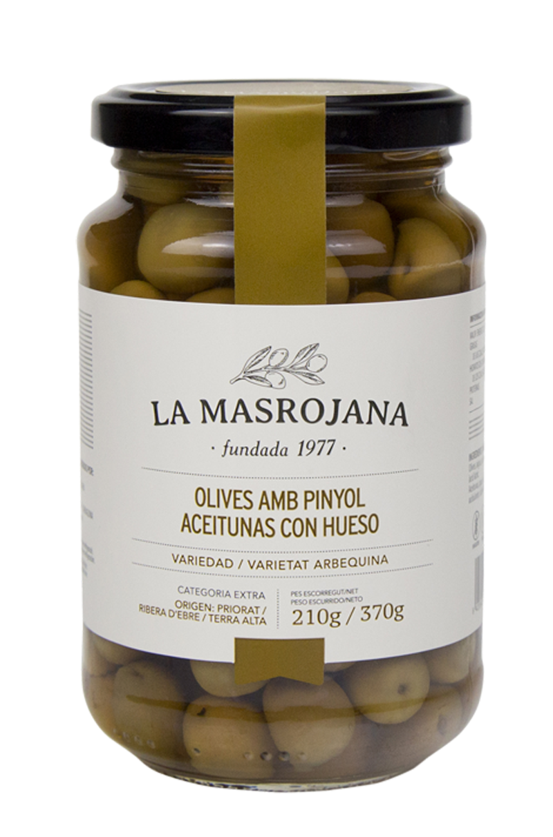 bocal d'olives vertes sur fond blanc