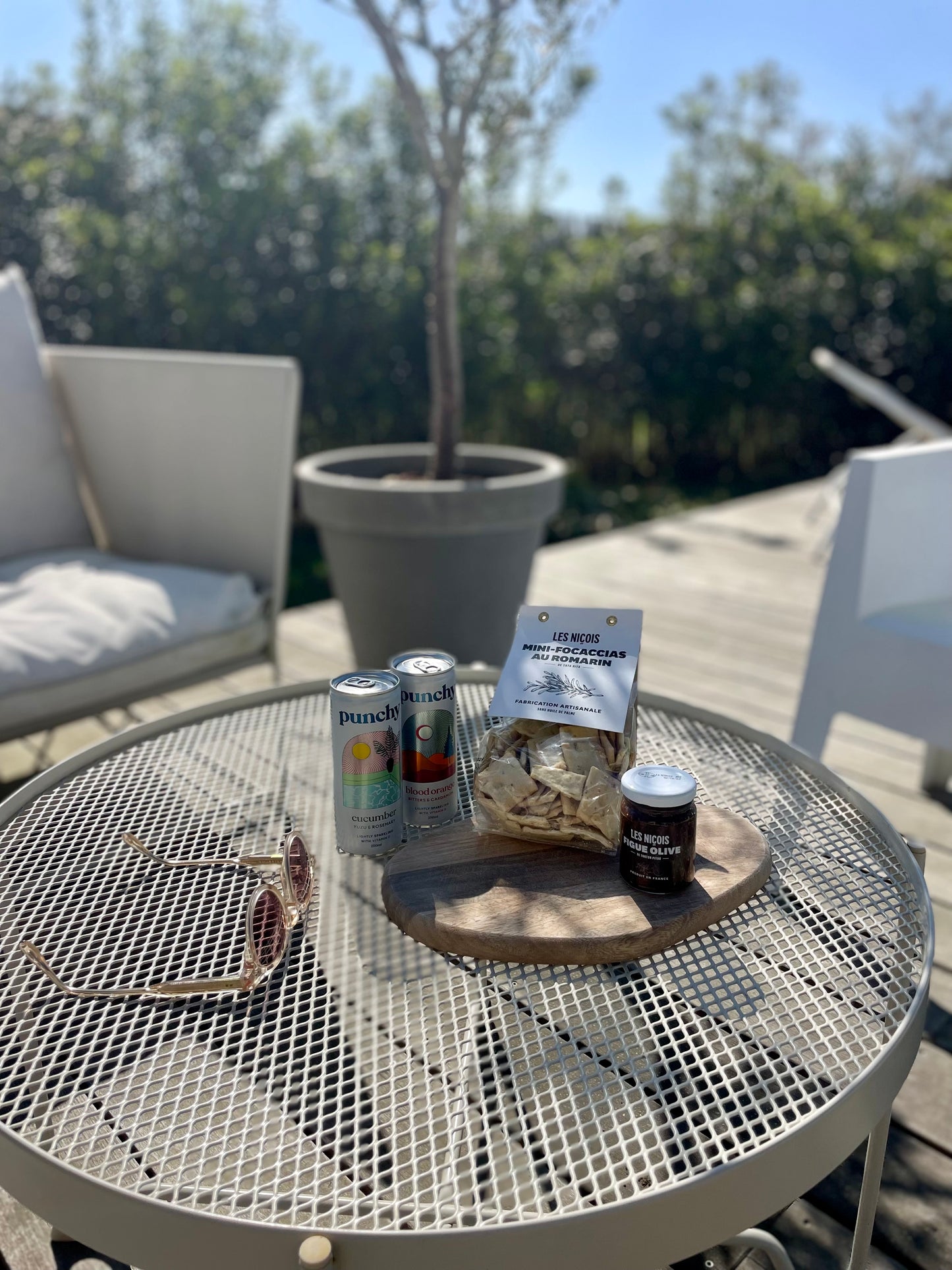 Pack apéro sans alcool Soirée Chic de Maison BAM – mocktails, focaccias au romarin et tartinade, présenté sur une terrasse ensoleillée.