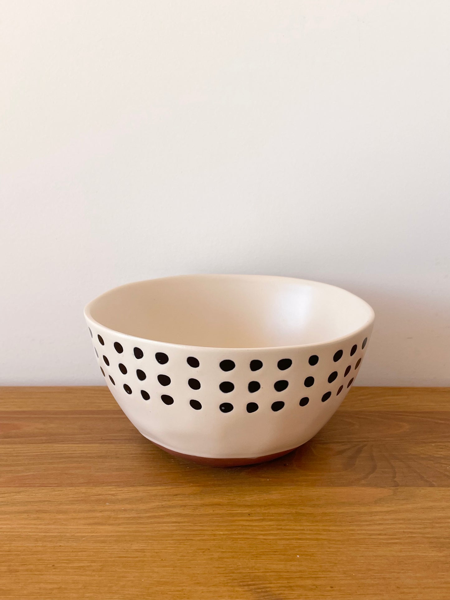 bol en céramique pois noir, grand format pour les chips à l'apéro ou pour le petit déjeuner