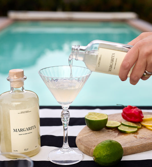 margarita en bouteille prêt à boire et verre à cocktail élégant