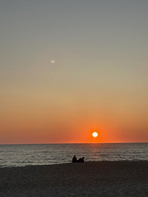 apéro sur la plage au coucher de soleil avec maison BAM, ton magasin d'apéritif 