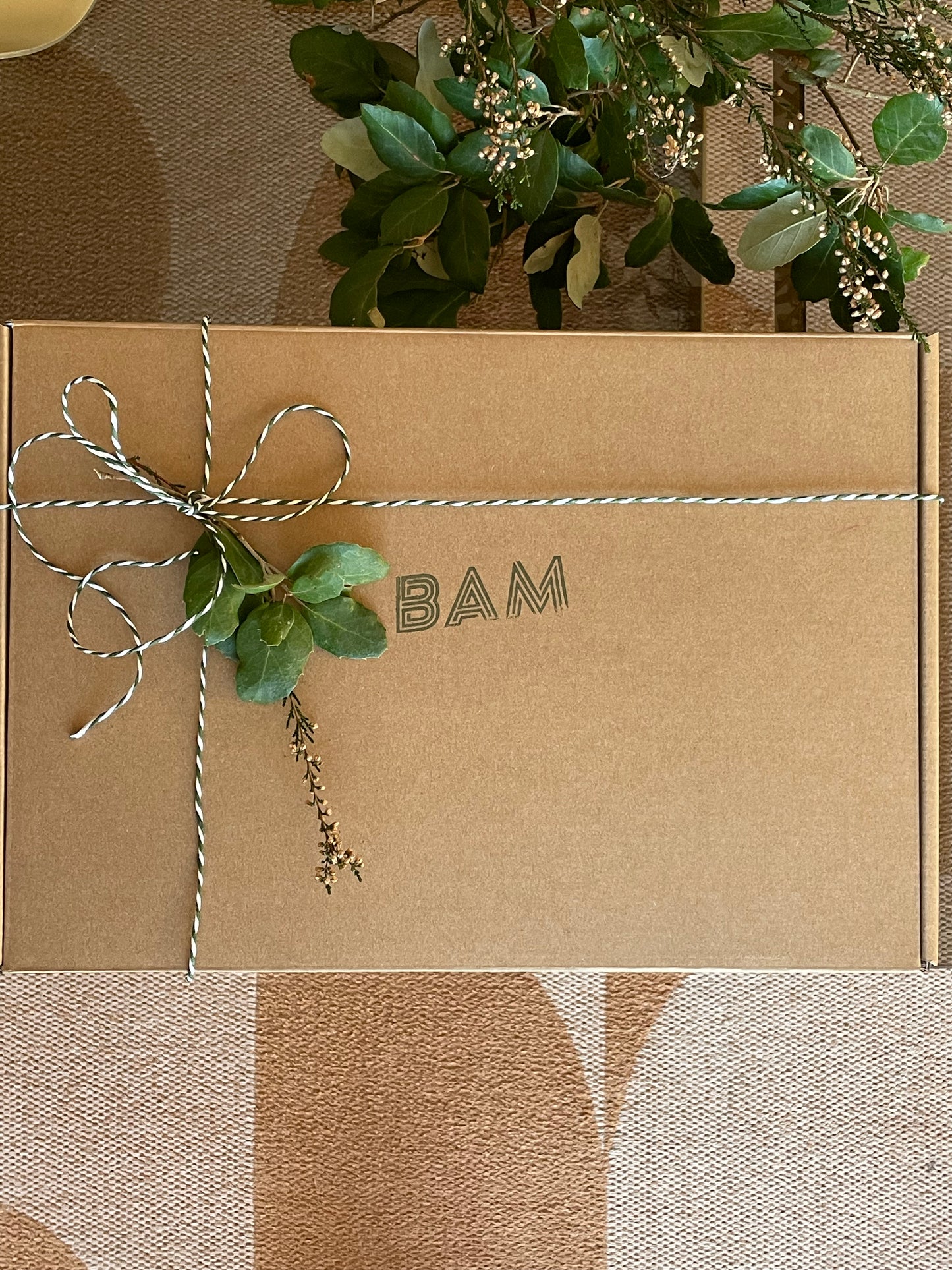 Coffret cadeau, boîte kraft tamponnée BAM avec ficelle verte et blanche, bruyère et chêne-liège
