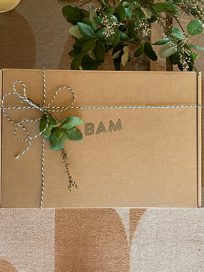 Coffret cadeau, boîte kraft tamponnée BAM avec ficelle verte et blanche, bruyère et chêne-liège