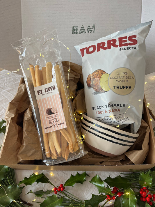 Coffret Truffe Lover ouvert avec chips Torres truffe, grissini truffe et bol céramique beige à rayures noires, présenté dans une boîte kraft Maison BAM