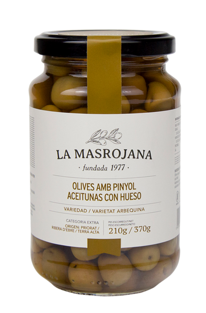 bocal d'olives vertes sur fond blanc