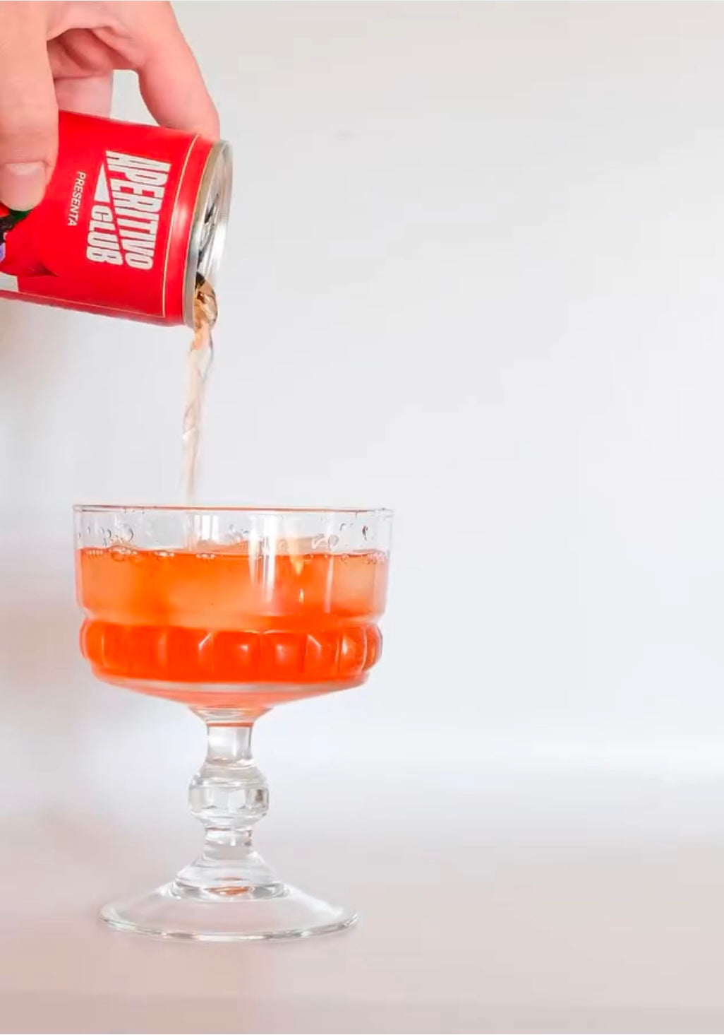 main versant negroni sbagliato en canette dans un verre à pied vintage 