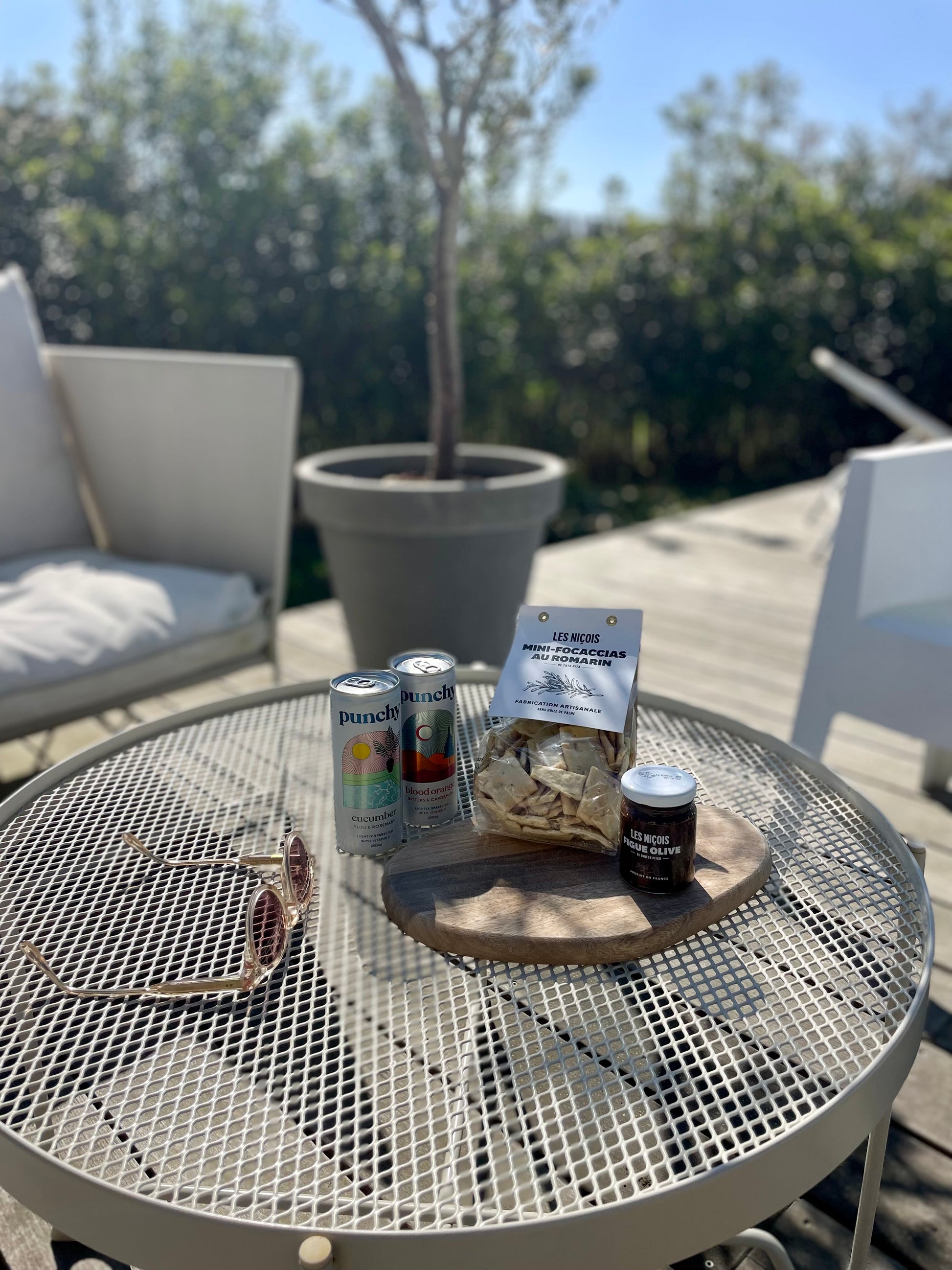 Pack apéro sans alcool Soirée Chic de Maison BAM – mocktails, focaccias au romarin et tartinade, présenté sur une terrasse ensoleillée.