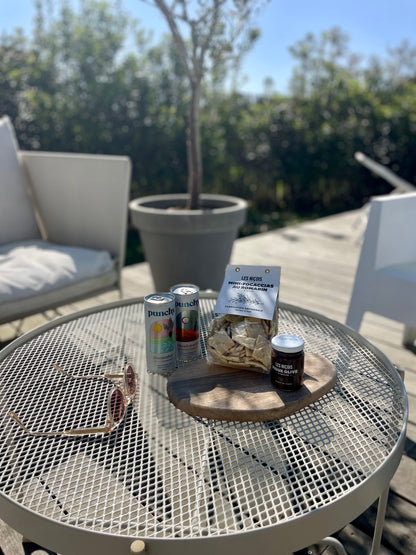 Pack apéro sans alcool Soirée Chic de Maison BAM – mocktails, focaccias au romarin et tartinade, présenté sur une terrasse ensoleillée.