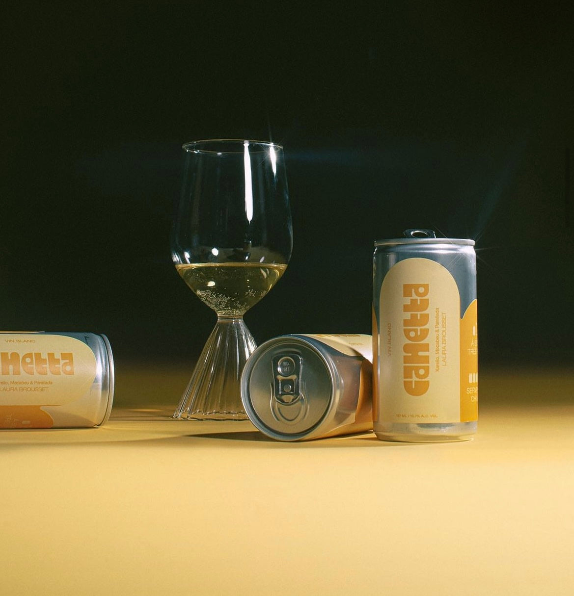 vin blanc en canette servi dans un verre à pied vintage pour l'apéro