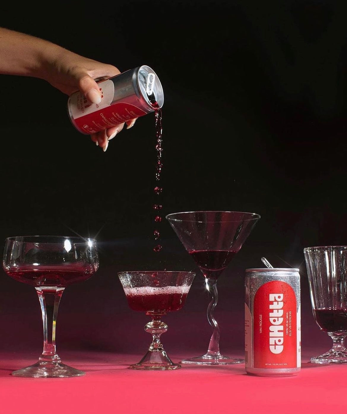 vin rouge en canette servi dans des verres à pieds vintages et élégants