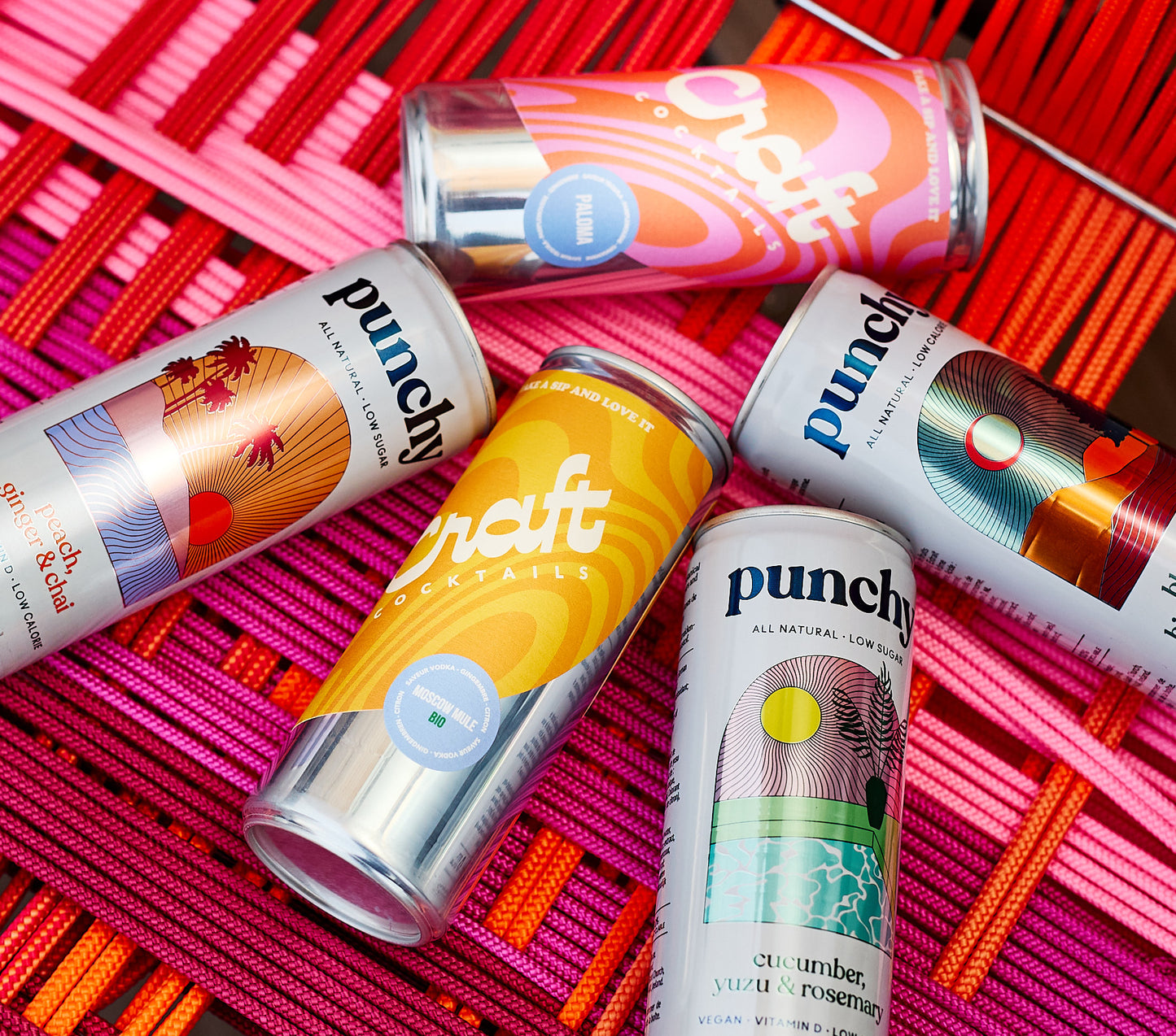 canettes de cocktails et mocktails posées sur une chaise tissée aux couleurs mexicaines