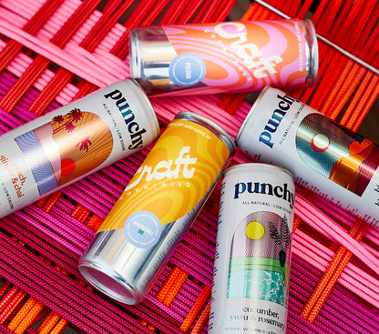 canettes de cocktails et mocktails posées sur une chaise tissée aux couleurs mexicaines
