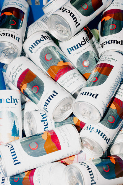 dizaine de canettes sans alcool en pagaille dans un panier de courses 