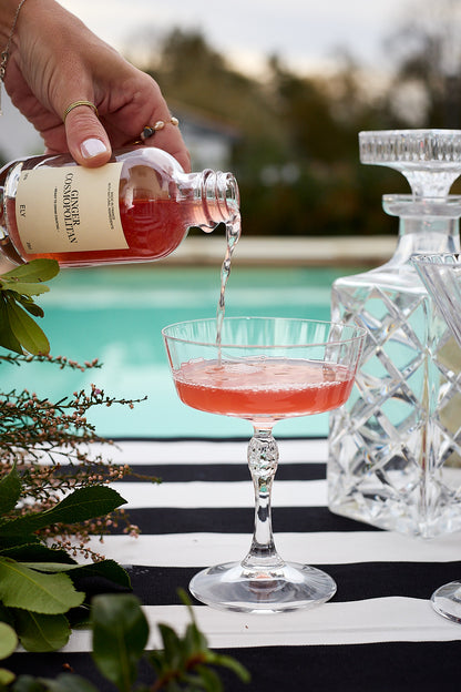 cocktail cosmopolitan prêt à boire et verre à pied élégant 