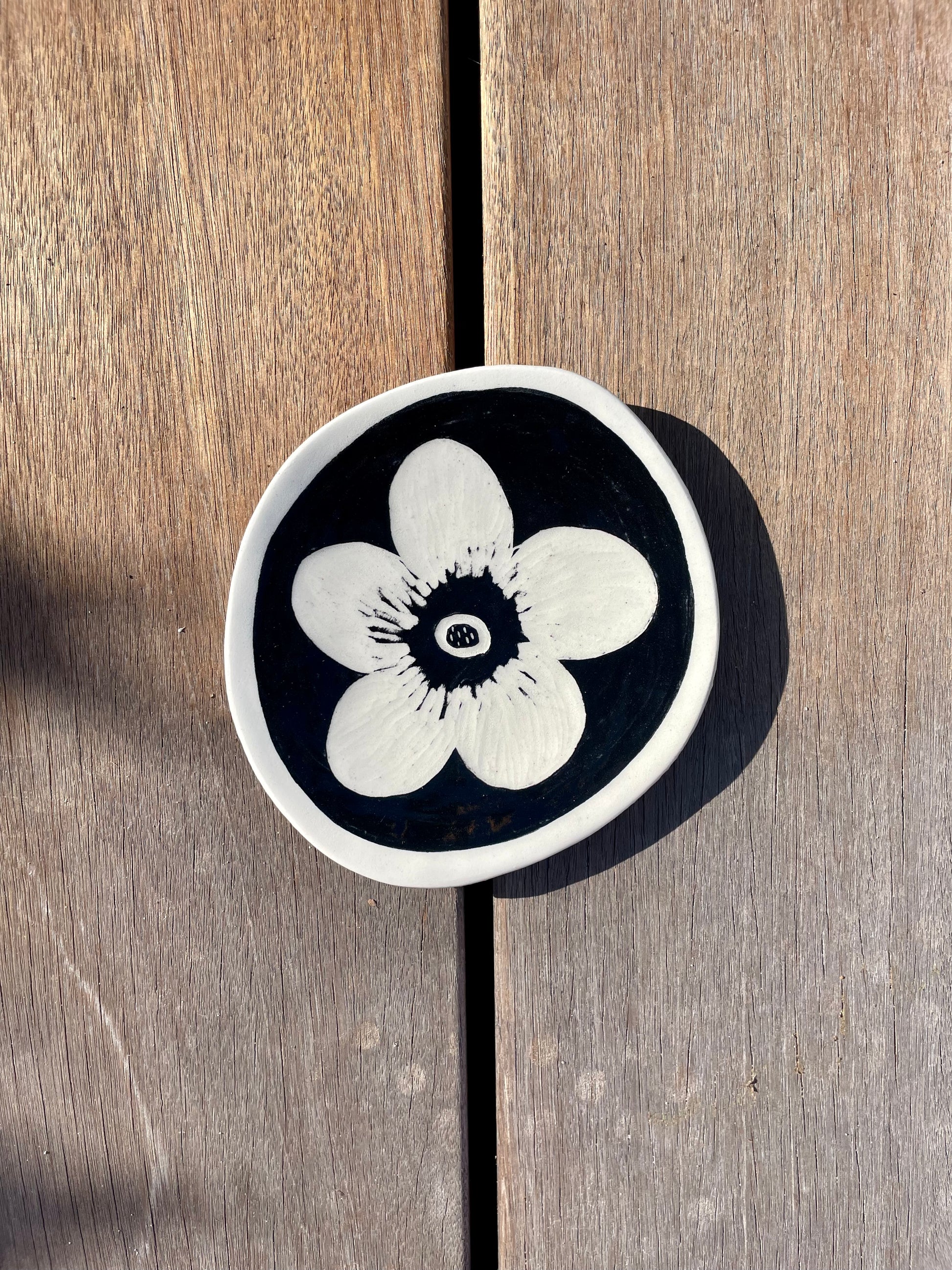 petite assiette en céramique artisanale fond noire et fleur blanche, pour l'apéritif ou déposer des bijoux