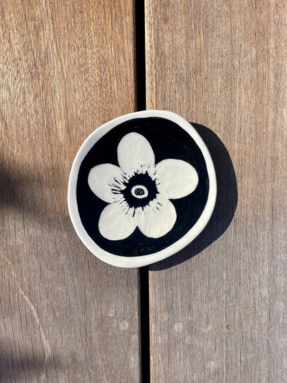 petite assiette en céramique artisanale fond noire et fleur blanche, pour l'apéritif ou déposer des bijoux