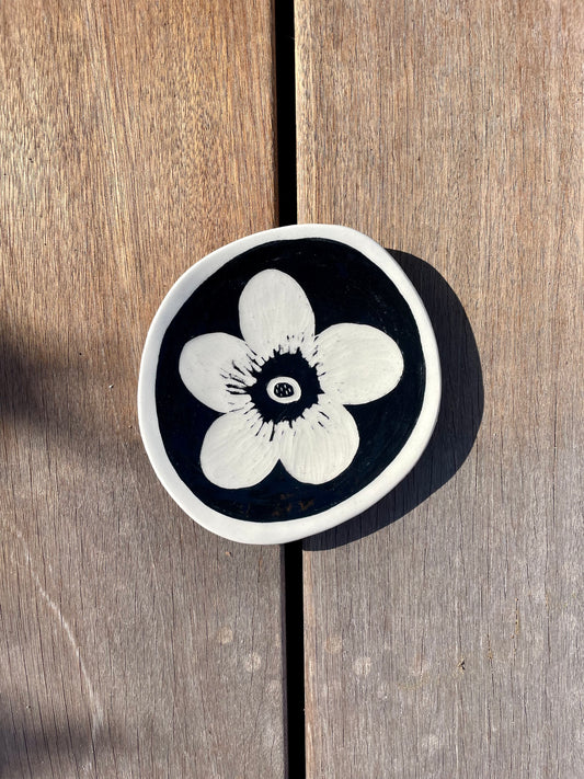 petite assiette en céramique artisanale fond noire et fleur blanche, pour l'apéritif ou déposer des bijoux