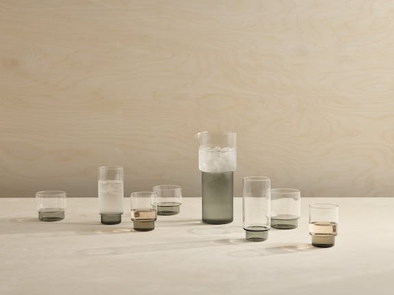 verres bas et hauts, carafe sur fond blanc