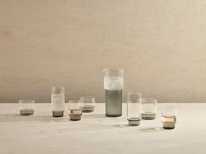 verres bas et hauts, carafe sur fond blanc