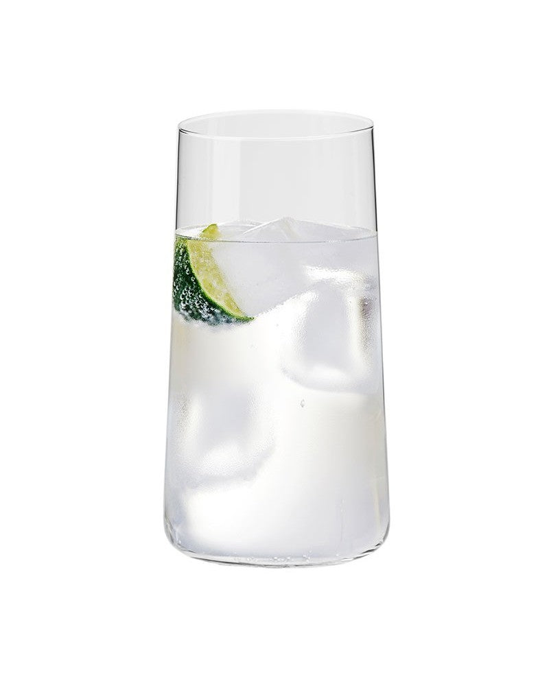 verre longdrink rempli d'eau, de glaçons et quartier de citron vert sur fond blanc 