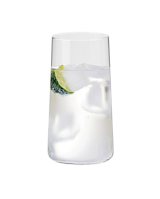 verre longdrink rempli d'eau, de glaçons et quartier de citron vert sur fond blanc 
