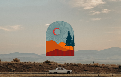 désert avec voiture américaine blanche vintage type chevrolet impala, design de la canette sunset pins montagnes centrée