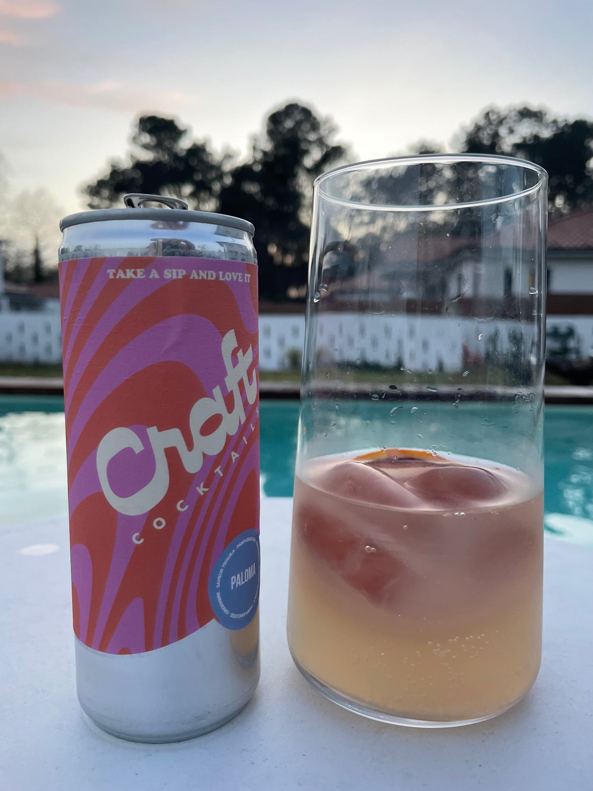 cocktail paloma en canette à déguster frais au bord de la piscine