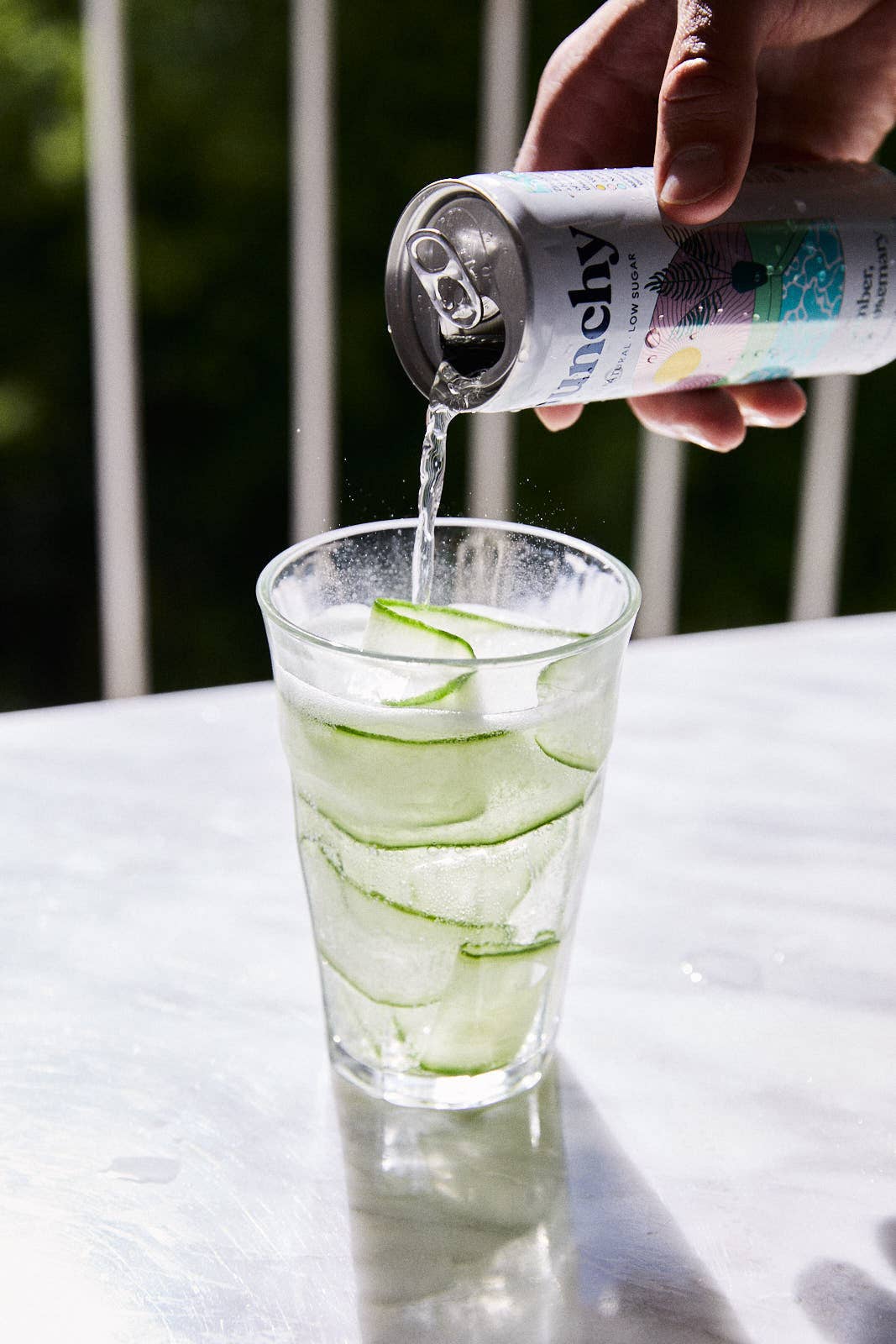 cocktail sans alcool servi sur glace avec lamelles de concombre - boisson faible en calories