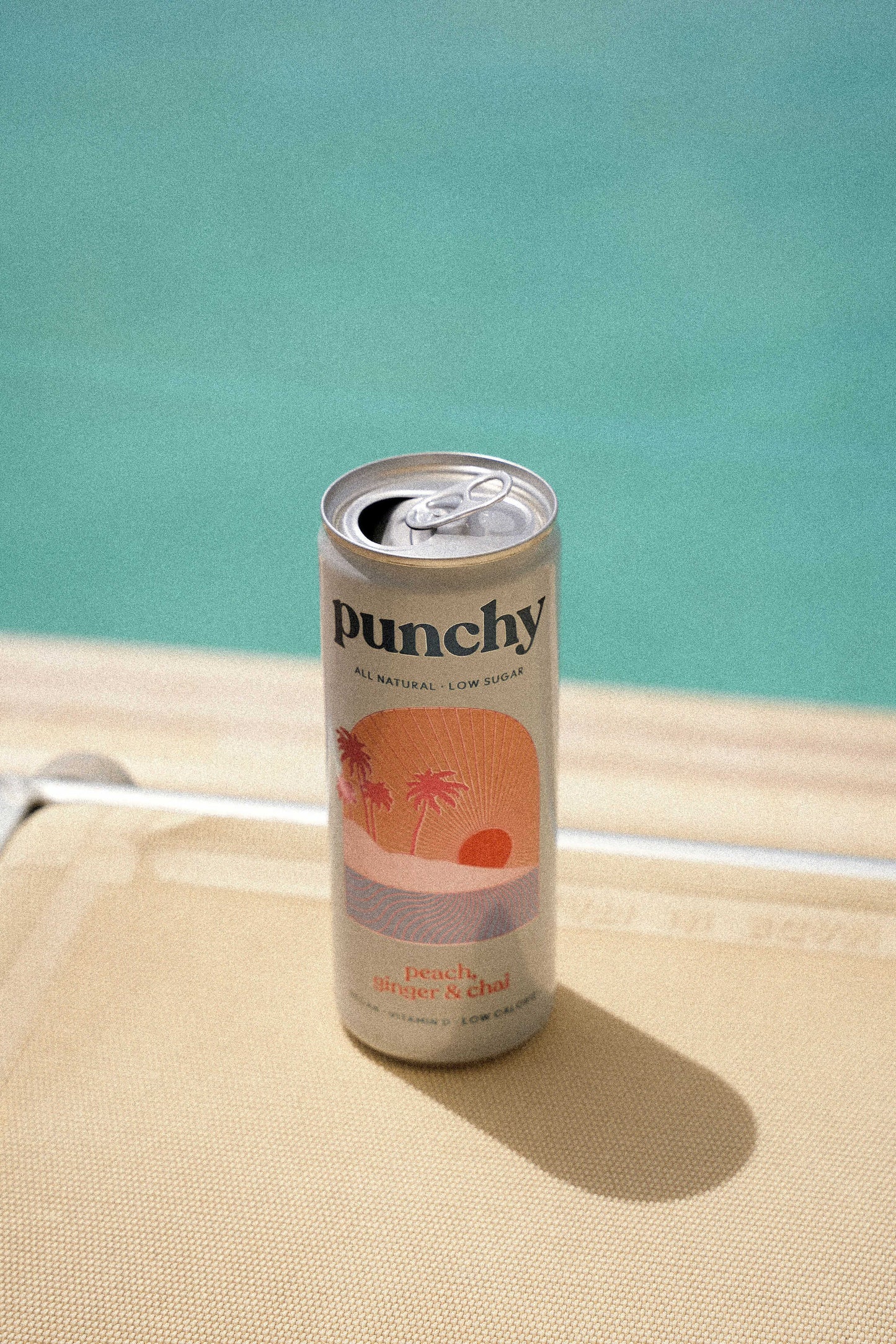 canette de cocktail sans alcool peche gingembre au bord de la piscine