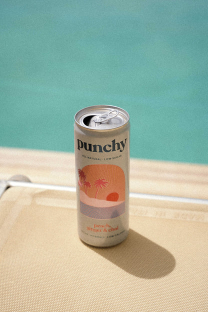 canette de cocktail sans alcool peche gingembre au bord de la piscine