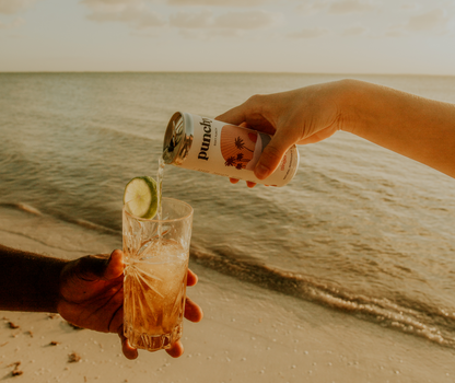 cocktail sans alcool au coucher du soleil sur la plage 