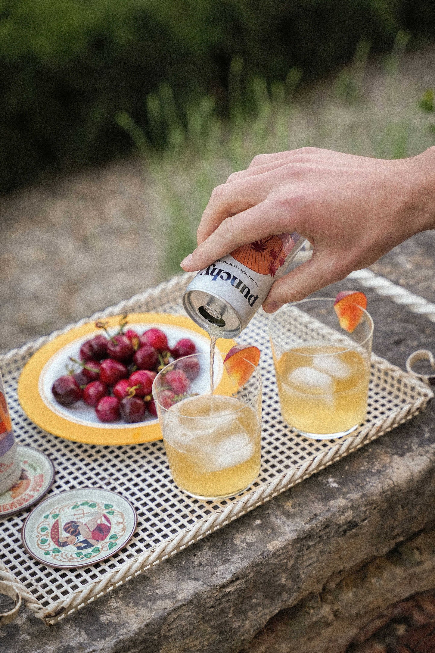 plateau vintage avec 2 verres de cocktail sans alcool avec glaçons, canettes, cerises dans une assiette